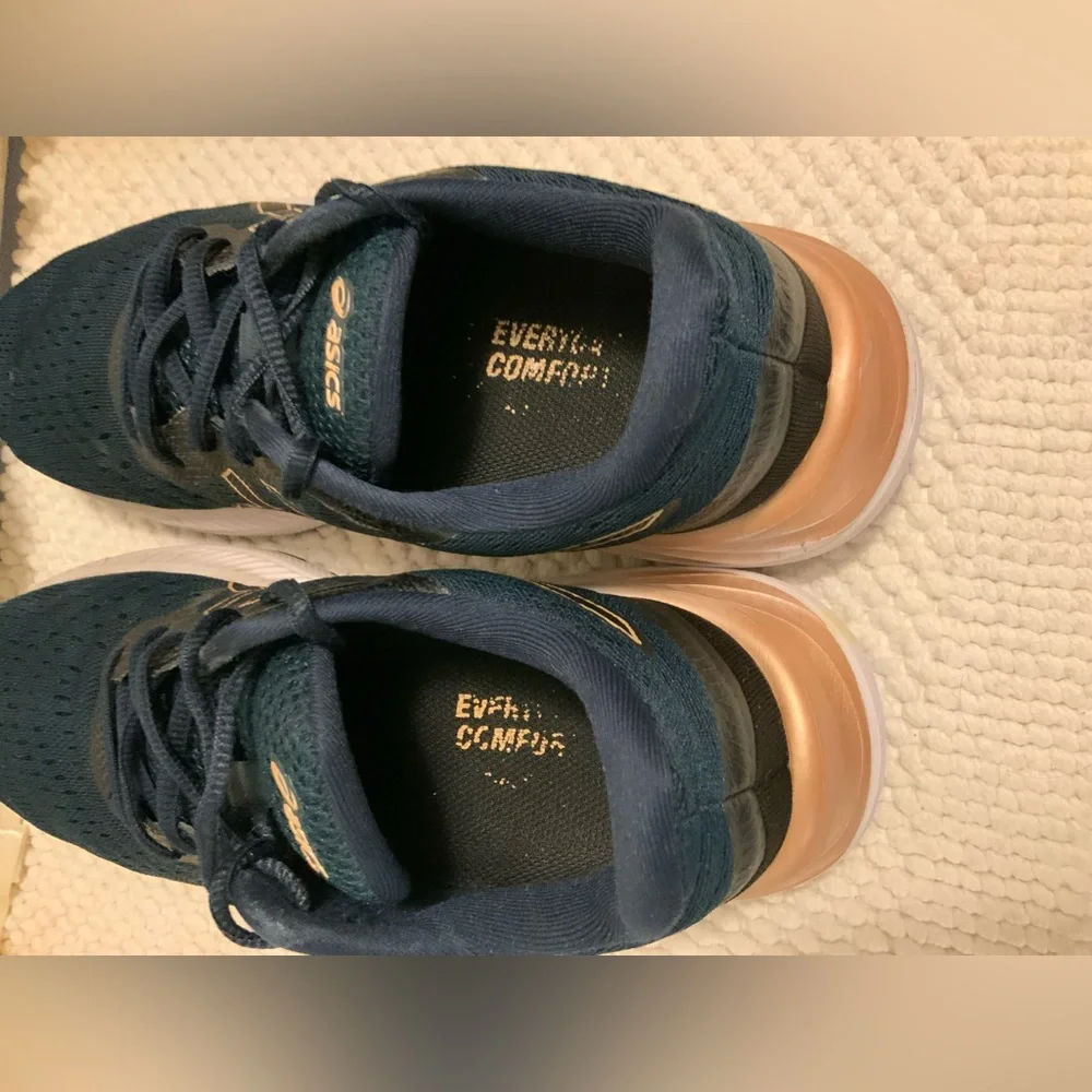 ASICS - Picture 5 of 10